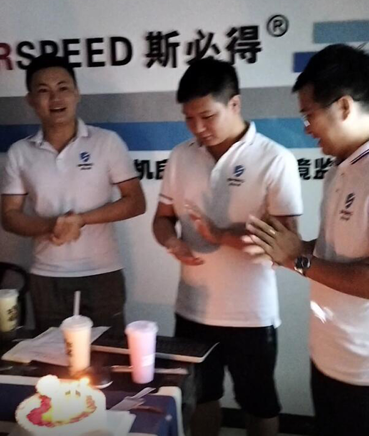 麻豆传媒网址科技召開9月份總結會暨生日會